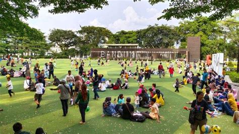 Parade Foto Ngabuburit Di Taman Alun Alun Kota Bandung Tribunjabar Id