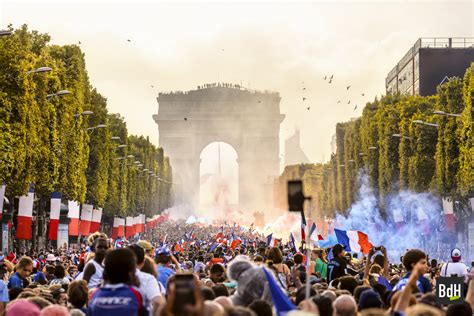 Les Bleus Sur Les Champs Élysées Le 16 Juillet 2018 Bruno De Hogues