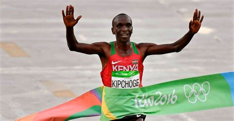 Eliud Kipchoge de Kenia se consagra campeón del maratón olímpico La