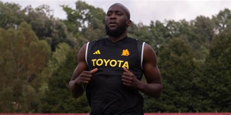 Lukaku Si Allena A Trigoria La Prima Foto Da Calciatore Della Roma