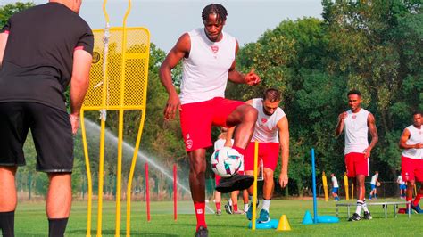 Cest Lheure De La Reprise Pour Le Nîmes Olympique Espace Crocos