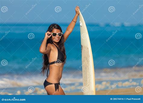 Frau Mit Surfbrett Stockfoto Bild Von Feiertag Bikini