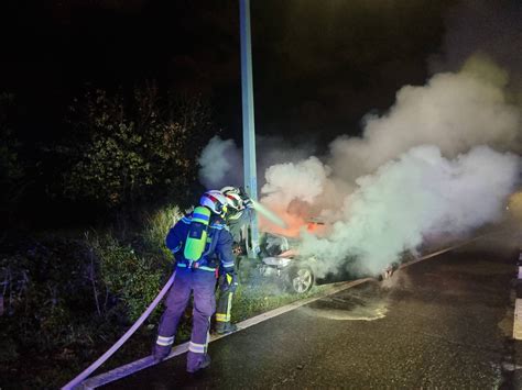 Auto fängt nach Unfall Feuer ÖBFV