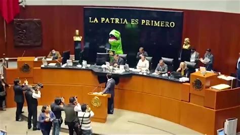 Dinosaurio verde toma la tribuna del Senado durante sesión Grupo Milenio