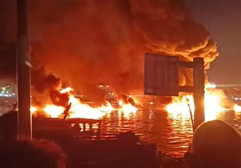 Kapal Tongkang Muatan Cpo Meledak Dan Terbakar Di Sungai Musi Ini