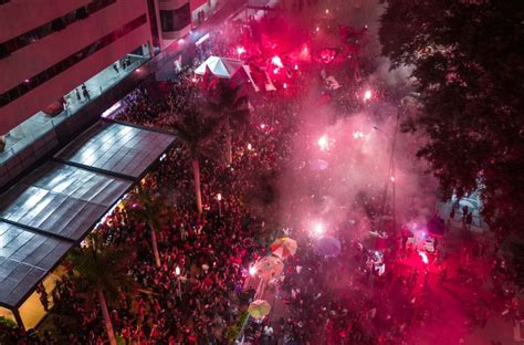 Centenário Torcida do Athletico faz festa em frente à Arena