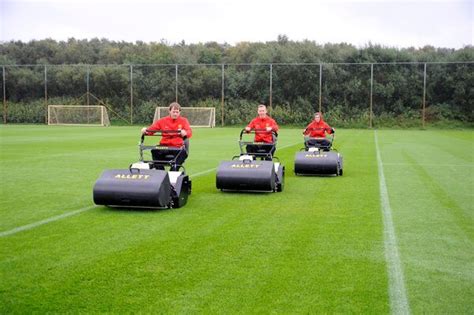 Comment Choisir la Tondeuse Idéale pour un Terrain de Football