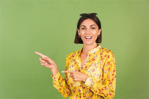 Jolie Femme En Robe D T Jaune Et Lunettes De Soleil Studio Vert