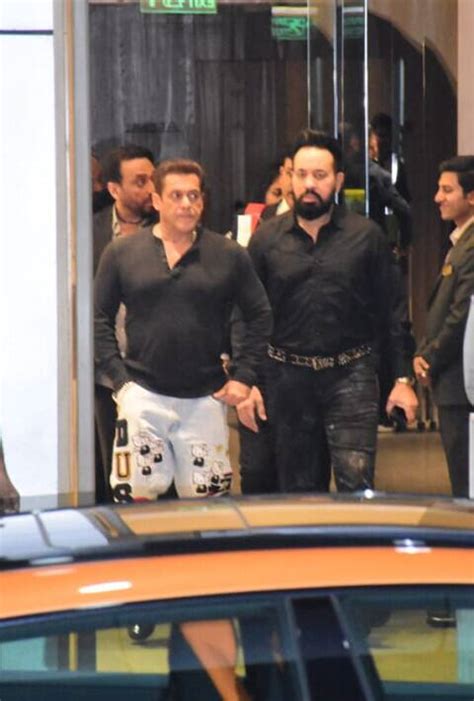 Salman Khan Swag Seen Again At The Airport See His Cool Style In Black T Shirt And Jeans