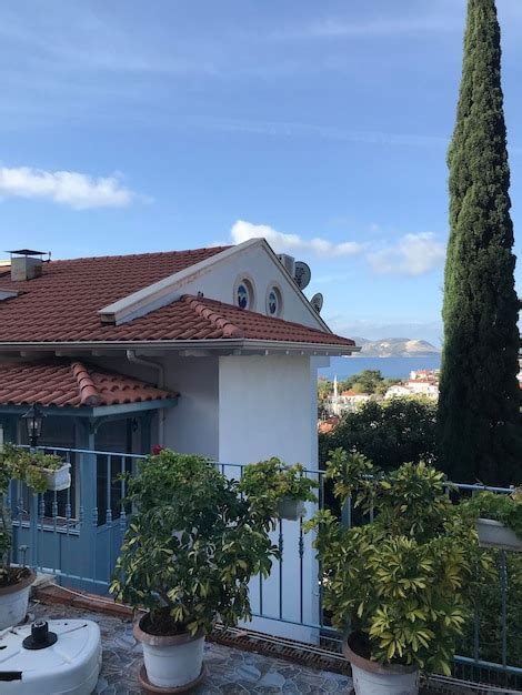 Uma Casa Telhado Azul E C U Azul Kas Turquia Foto Premium