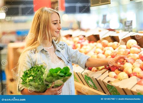 Muchacha Bonita En Mercado De La Fruta Con Las Diversas Frutas Y