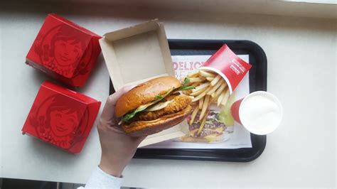 Food Lifestyle Wendy S Spicy Sriracha Chicken Sandwich Fashionights