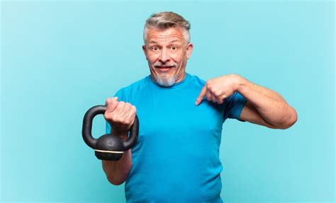 Hombre Atleta Senior Que Se Siente Feliz Sorprendido Y Orgulloso