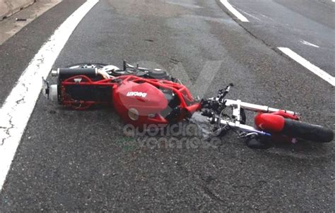 Incidente In Tangenziale A Rivoli Perde Il Controllo Della Moto