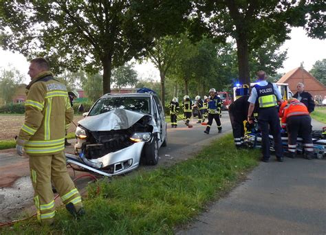 In Schl Sselburg Gegen Baum Geprallt Verletzte Frau Aus Fahrzeug