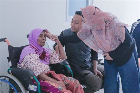 Habis Gelap Terbitlah Terang Kisah Dokter Uyik Unari Berikan 11 Ribu