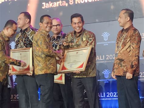 Wali Kota Serang Raih Anugerah Layanan Investasi Warta Banten