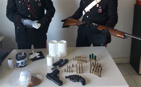 Nettuno Carabinieri Scoprono Arsenale In Casa Di Un 45enne Sotto Il