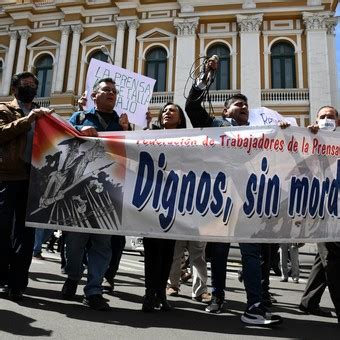 Bolivia Fuertes Protestas De Trabajadores Informales Por Un Proyecto