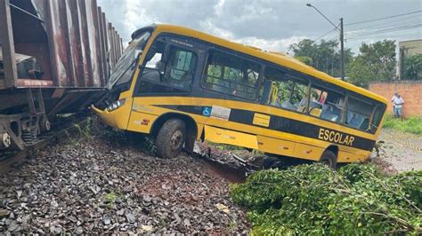 Colis O Entre Trem E Nibus Escolar Mata Duas Crian As E Fere Seis