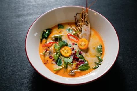 Tom Yum Es Una Sopa Picante Y Agria Con Pollo Pescado Camarones U