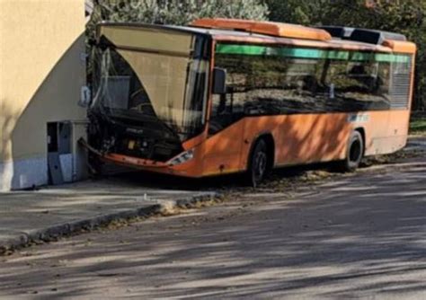 Bus Contro Il Cancello A Legnano Il Mezzo Era In Avaria LegnanoNews