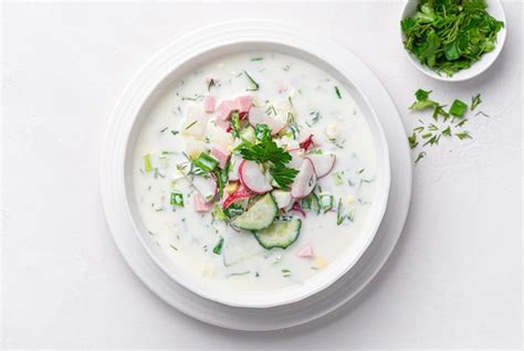 Sopa fria de verão batatas de ovo de rabanete de pepino e ervas