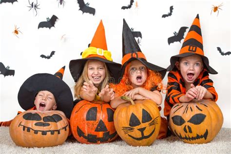 Enfants Gais Dans Des Costumes De Halloween Célébrant Halloween Photo