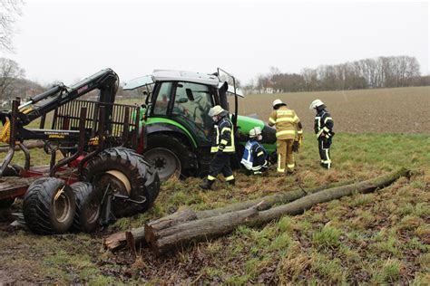 Riesen Schaden nach Unfall in Rüthen Traktor kracht gegen Baum