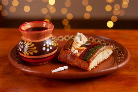 Premium Photo | Traditional rosca de reyes bread. mexico and latin ...