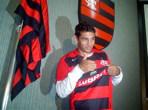 Irmão de Diego Souza afirma que jogador está fechando o Flamengo