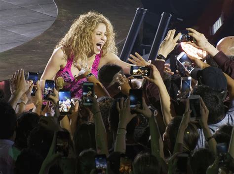 Shakira Emociona A Sus Fans Con Un V Deo En El Que Canta Junto A Su Padre