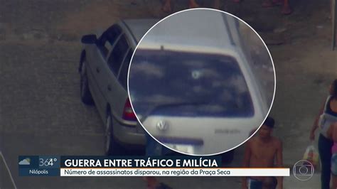 Vídeo Disputa entre traficantes e milicianos na Praça Seca deixa