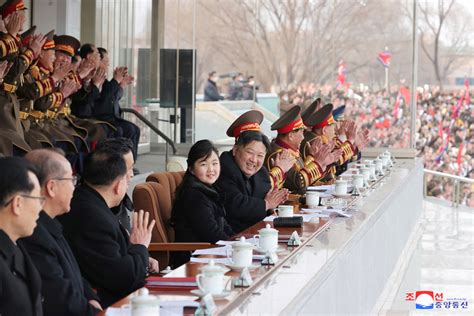 Kim Jong Un Fait Une Rare Apparition Publique Avec Sa Fille Pour