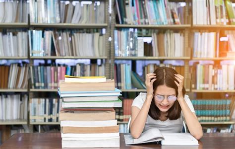 Mujer Joven Con La Cabeza En Las Manos Estudiando En El Escritorio De