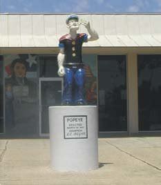 Estátua do Marinheiro Popeye em frente à Prefeitura de Crystal City