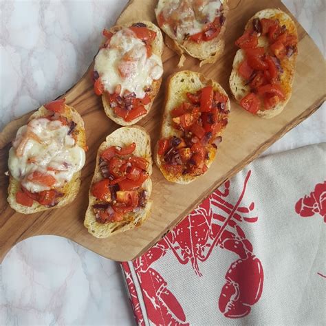 Bruschetta Med Tomat Og R Dl G Hvidl G Og Mozzarella Ost Hashtagmor