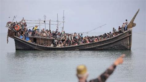 Hundreds Of Rohingya Refugees Set Sail From Coxs Bazar Parbattanews