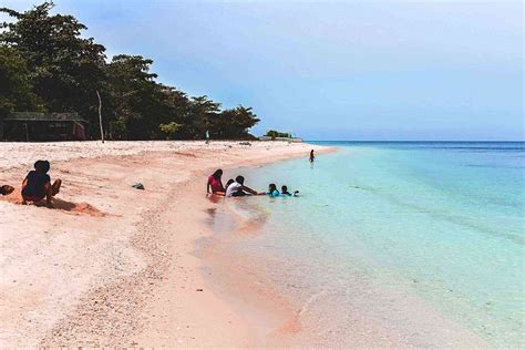 11 Beautiful Pink Sand Beaches Around the World