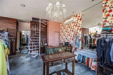 Loja Com Papel De Parede - Loja de roupas decorada com papel de parede | Decor, Home decor, Furniture