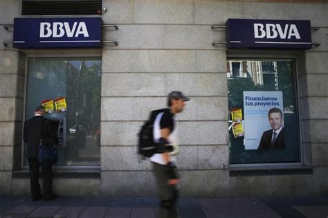 El BBVA es el único peso pesado del Ibex 35 que cae a media sesión un