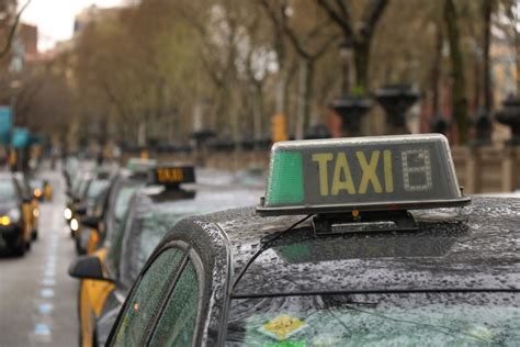 El Sector Del Taxi Surt Al Carrer Fent Una Marxa Lenta Pel Centre De