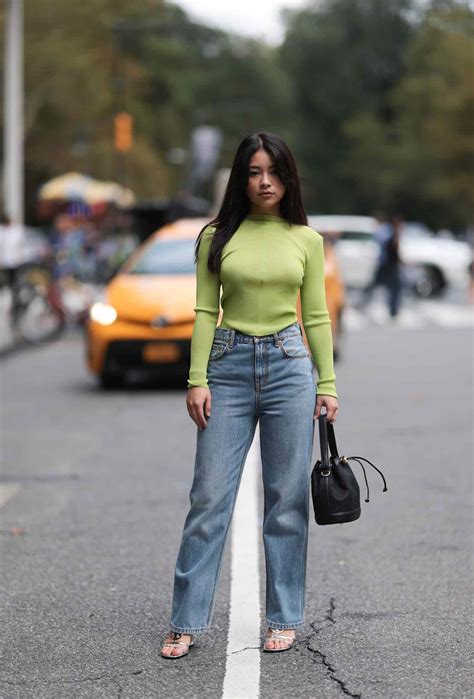 14 Flattering Mom Jeans Outfits And How To Wear Them