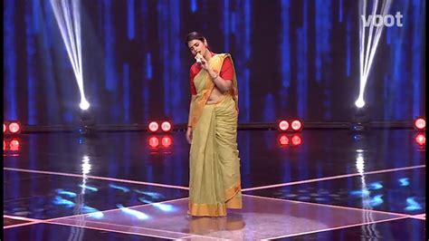 Cute Homely Malayali Kannada Singer Neetu Sexy Deep Open Wide Navel And