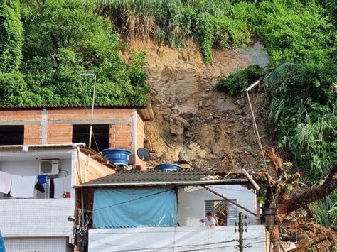 Fam Lias Desalojadas Na Vila Baiana Ap S Deslizamento De Terra Retornam