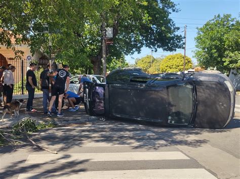 Choque y vuelco en Avenida San Martín y calle 29 dos personas