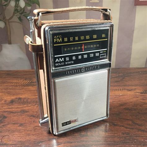 1960s Vintage Ge General Electric Portable Solid State Transistor Radio