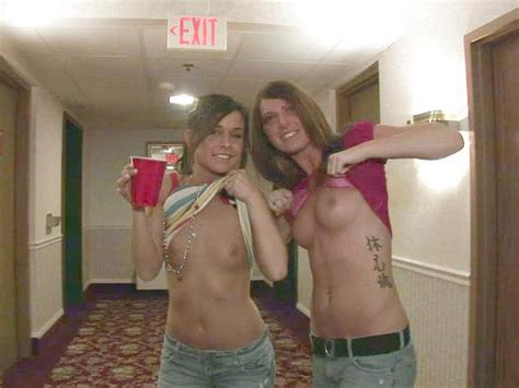 Amateur College Party Girls Flash Tits In Hotel Hallway Dreamgirls