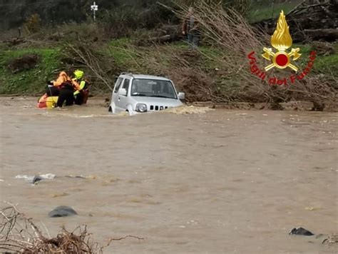 Maltempo Paura Nel Grossetano Due Persone Intrappolate In Un Torrente