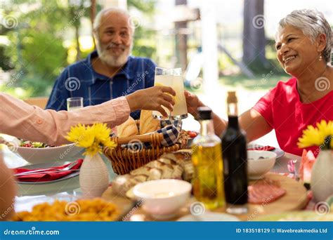 Familia Comiendo Juntos En La Mesa Imagen De Archivo Imagen De